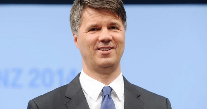 Harald Kruger, malore per il CEO di BMW durante la presentazione (Video)