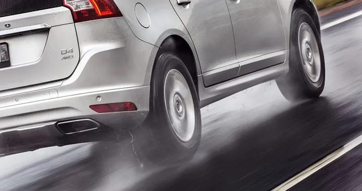 Guida sul bagnato: i consigli Nokian per evitare l’aquaplaning