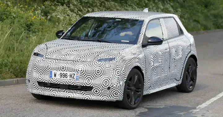 Nissan Micra EV, le similitudini con la Renault 5 non mancano