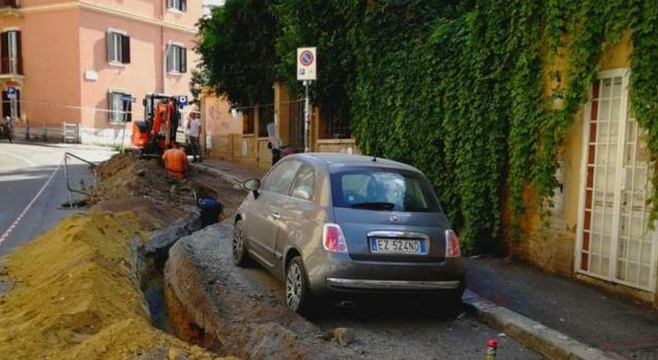 Roma, la sosta della 500 è choc