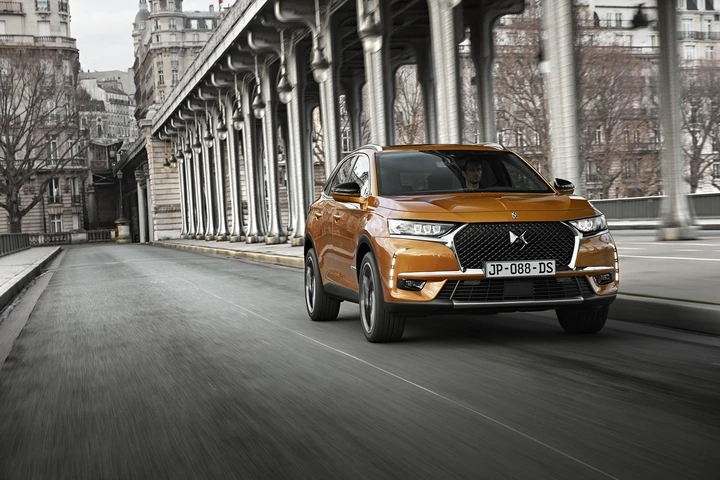 DS inaugura i nuovi Store e sfida le tedesche con la DS 7 Crossback