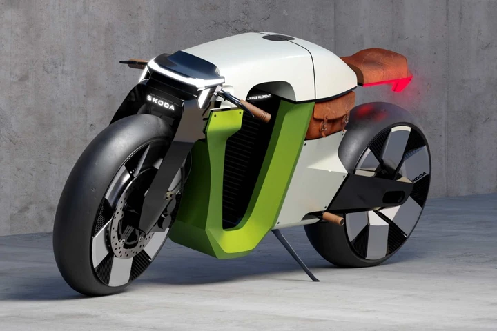 La prima moto di Škoda torna dopo 125 anni, design rétro e cuore elettrico