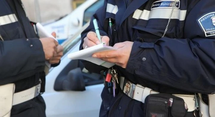 Parcheggia in divieto di sosta, blocca l’ambulanza per mezz’ora: rischia una denuncia penale