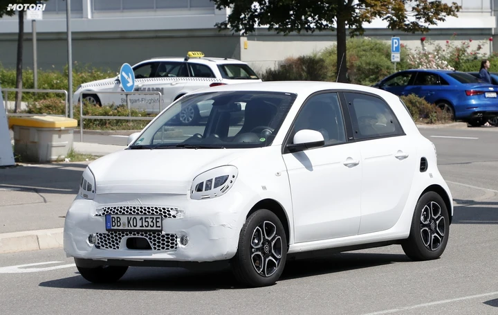 Smart EQ ForFour, il restyling svelato da foto spia
