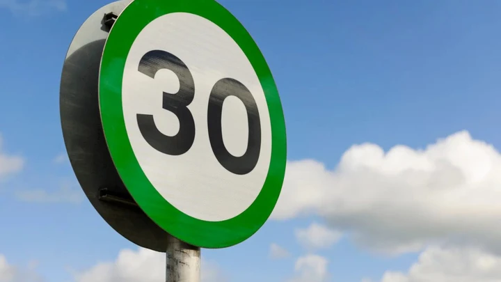 Nuovi segnali stradali con bordo verde: qual è il loro significato