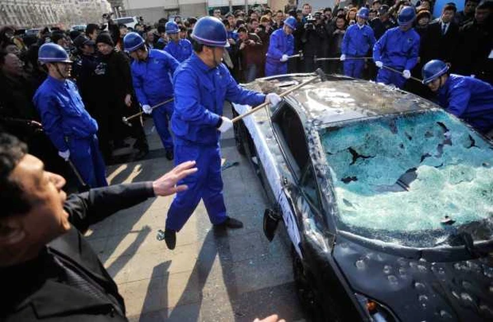 Lamborghini Gallardo distrutta a martellate