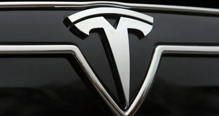 Tesla Model E: arriverà nel 2016