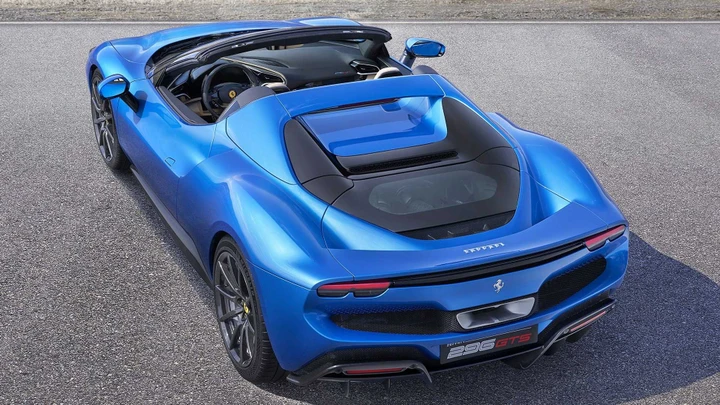 Ferrari 296 GTS: immagini ufficiali