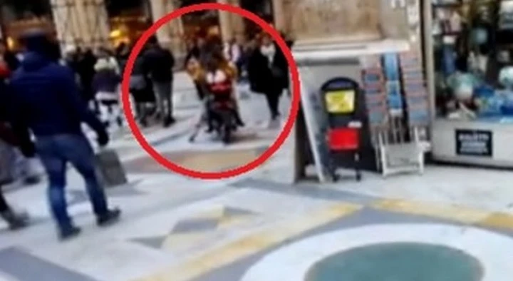 Napoli, scuola-guida su scooter nella Galleria Umberto I: video