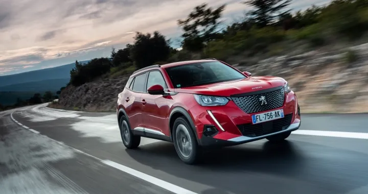 Peugeot 2008 Allure Navi Pack, serie speciale tecnologica e connessa