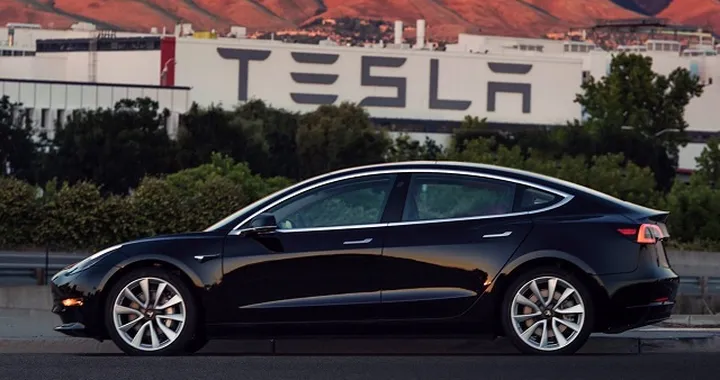 Tesla Model 3: debutta la versione a batteria più potente