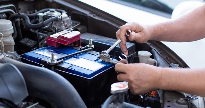 La batteria dell'auto soffre il caldo: cosa fare in estate