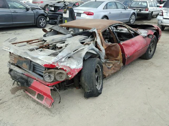 Ferrari 512BB distrutta dal fuoco all'asta