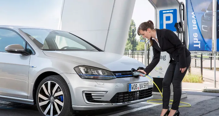 La Germania pensa a un futuro di auto elettriche e ibride plug-in