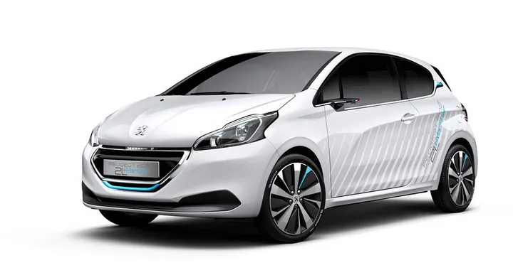 Peugeot: a Parigi nuove motorizzazioni e la 208 HYbrid Air 2L