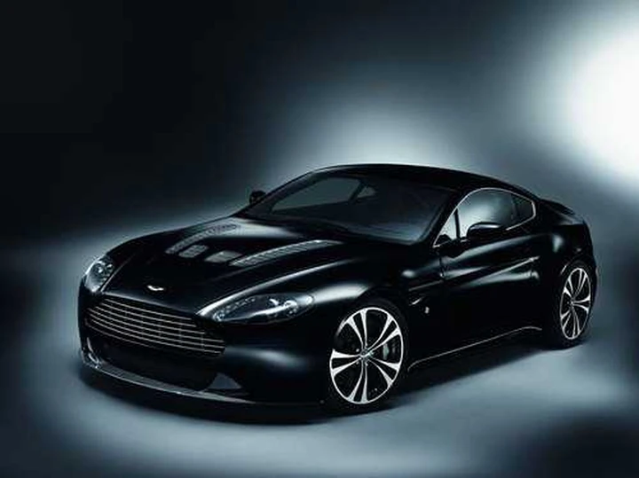 Aston Martin DBS e V12 Vantage Carbon Black