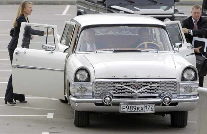 Una Chaika d'epoca per Medvedev e Schwarzenegger