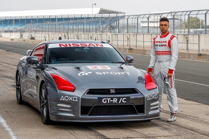 Nissan GT-R R/C pilotata a distanza: immagini ufficiali