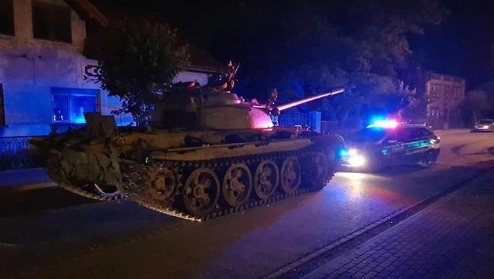 Polonia, ubriaco ruba un carro armato sovietico e ci fa un giro per strada, arrestato: ecco il video