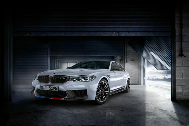 Bmw M5 con kit M Performance 2017: immagini ufficiali