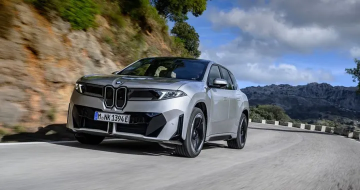 BMW iX3 2026: autonomia fino a 805 km e ricarica a 400 kW