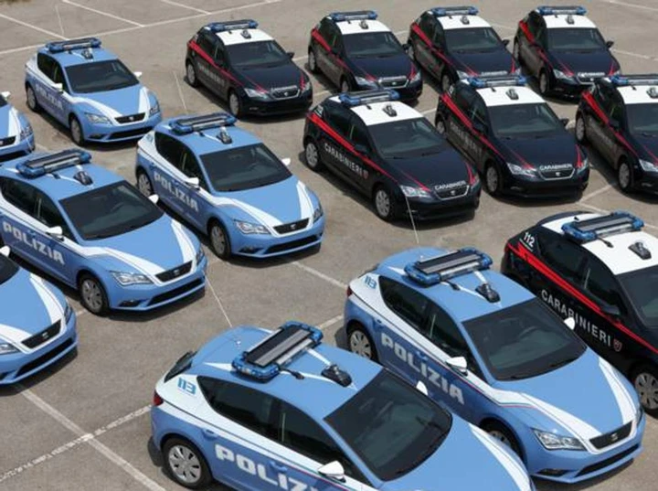 Le auto della Polizia e dei Carabinieri a rischio