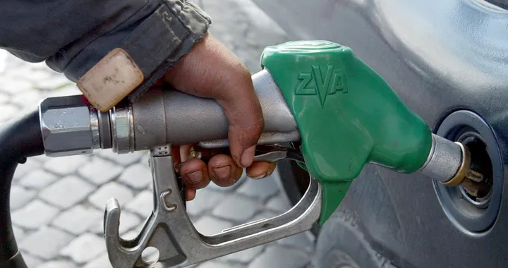Carburanti: la benzina scende sotto 1,5 euro al litro