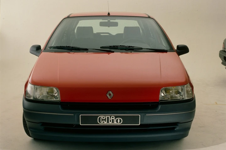 Renault Clio 1990-2020: cinque generazioni nelle immagini