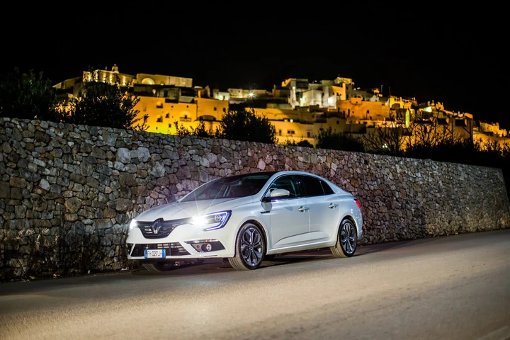 Renault Megane Grand Coupé: le immagini ufficiali