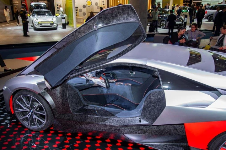 BMW M Vision Next: l'abitacolo è griffato Alcantara