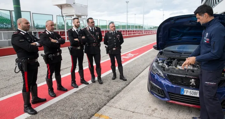 Peugeot: i Carabinieri a lezione di guida sportiva dal campione di rally Andreucci
