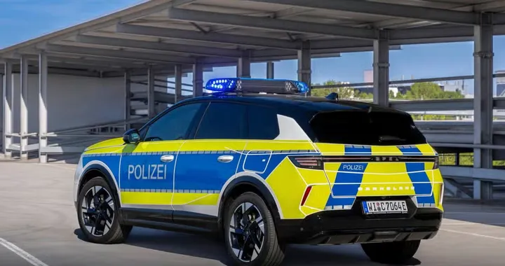 Grandland veste la divisa: il SUV Opel scelto dalla polizia tedesca