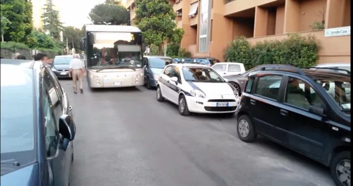 Roma, auto dei vigili urbani parcheggiata male blocca il traffico