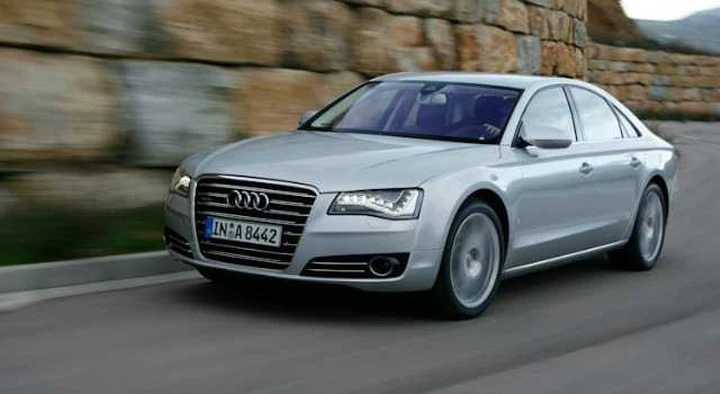 Quell'Audi A8 beccata a 230 km/h in superstrada