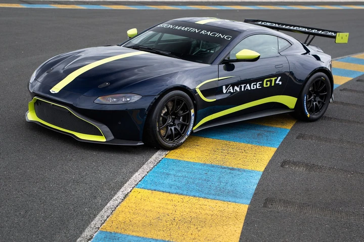 Aston Martin Vantage GT4 2018: immagini ufficiali
