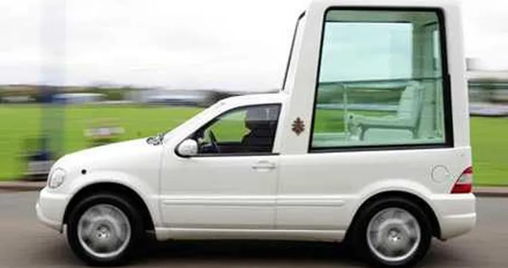Anche il Papa si converte all'auto elettrica