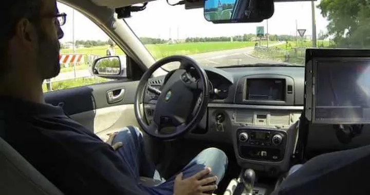 L'autonomous car di VisLab in giro per Parma
