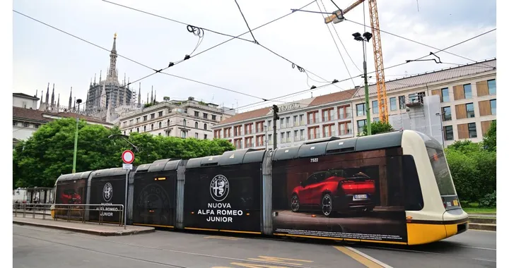 Alfa Romeo Junior compare sui tram di Milano