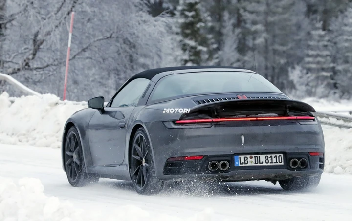 Porsche 911 (992) Targa: le foto spia