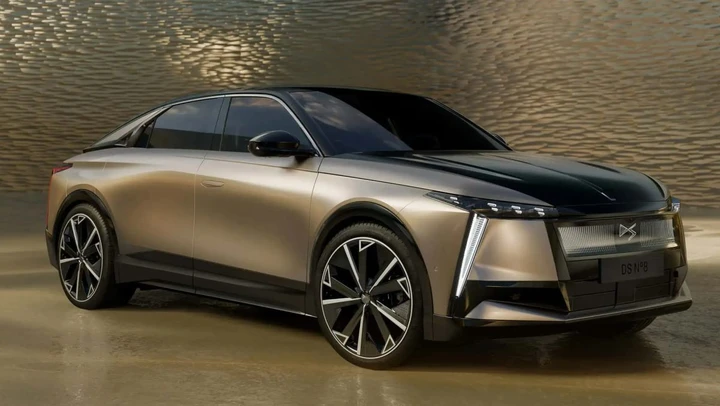 DS N°8: il primo SUV elettrico di lusso made in Italy parte da Melfi