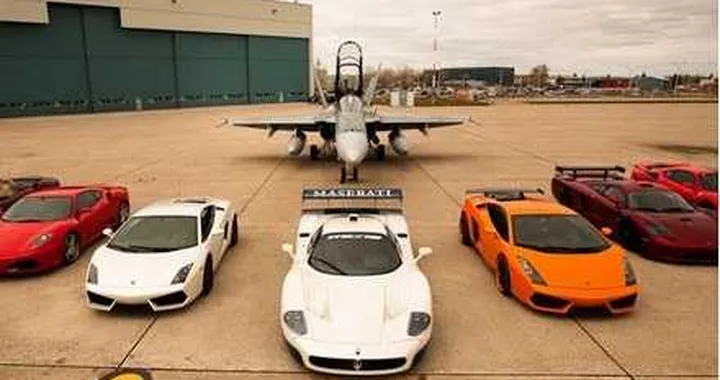 Race the Base: supercar tra i jet militari