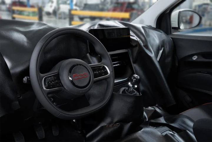 Fiat 500 Ibrida, la scelta del cambio manuale fa già discutere