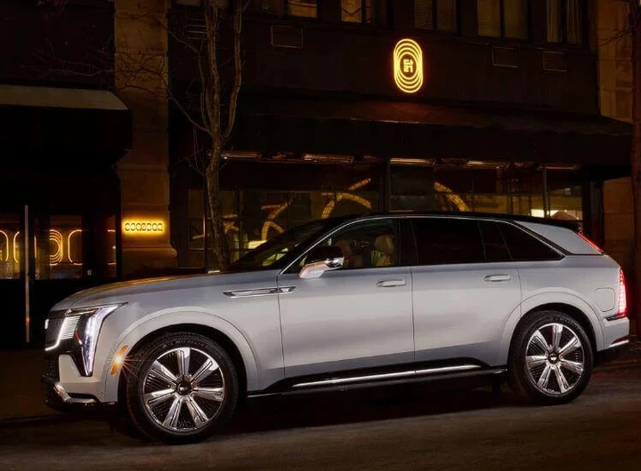 Cena di lusso su quattro ruote: Cadillac trasforma il SUV in un ristorante esclusivo [VIDEO]
