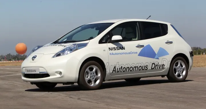Nissan Leaf autonoma in prova sull'autostrada