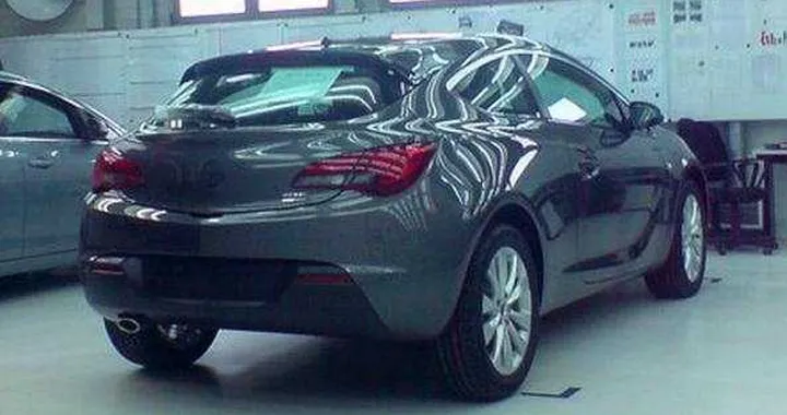 Opel Astra GTC, spiata la versione definitiva