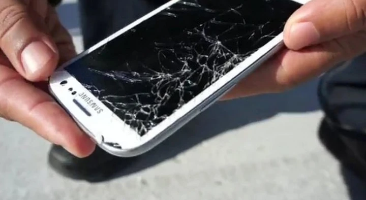 Furti agli automobilisti: attenzione alla truffa dello smartphone