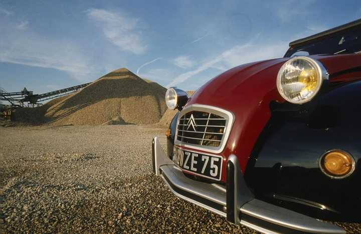 Citroen festeggia in Toscana i 70 anni della 2CV