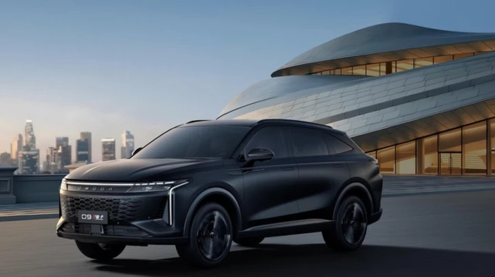 Omoda 9 SHS-P Black Knight Edition: lusso total black e 537 CV plug-in