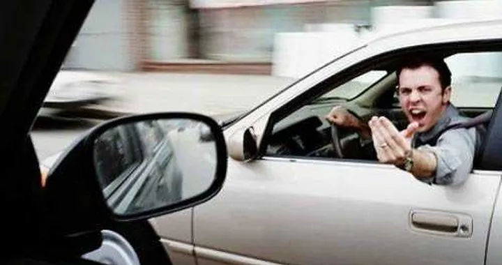I guidatori di auto piccole sono più aggressivi
