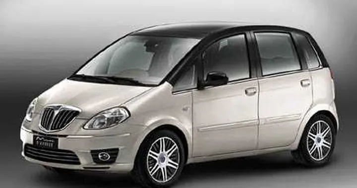 Lancia, a Parigi Musa e Ypsilon le più chic